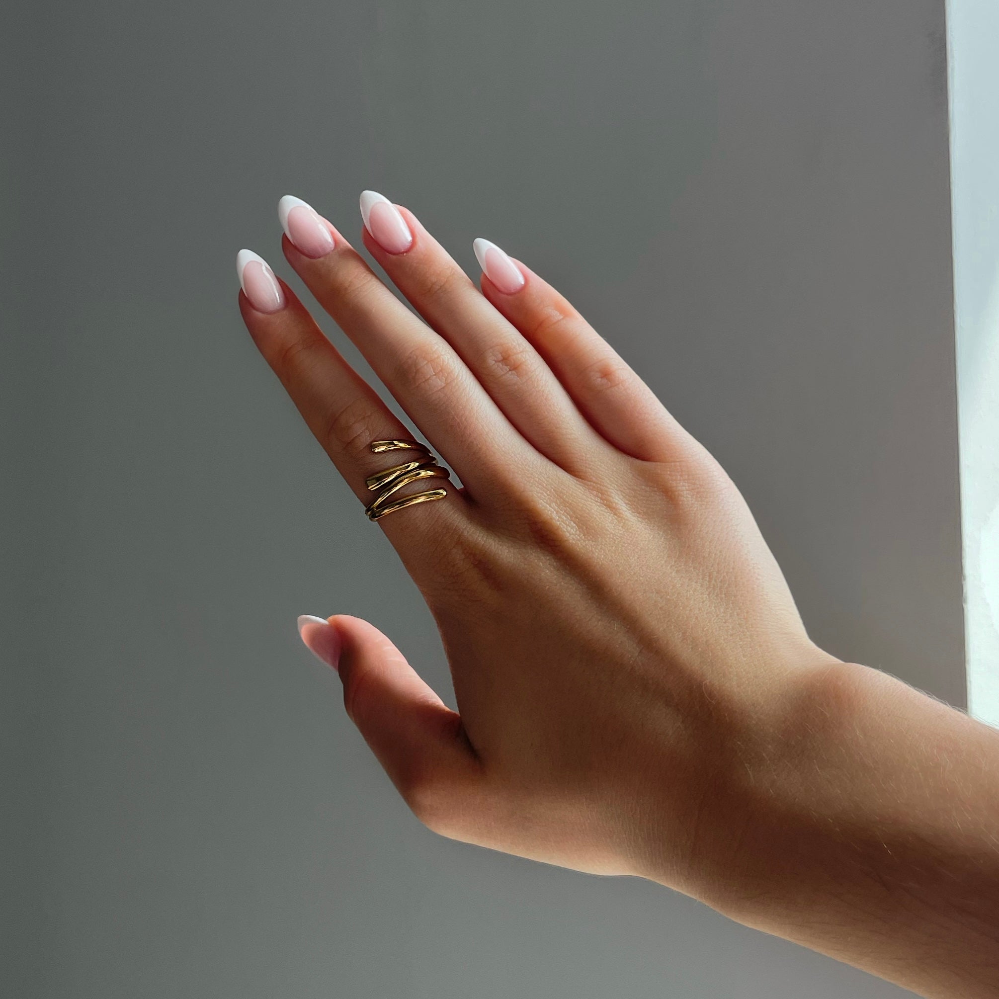 Vrouwen gouden ring met unieke drievoudige spiraalontwerp - moderne accentstuk voor dames