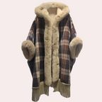 Geruite poncho jas - luxe damescape met capuchon en imitatiebont afwerking - Bakkermode.nl