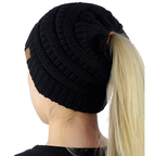 Trendy gebreide beanie met paardenstaartopening - dames winteraccessoire