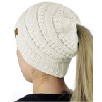 Trendy gebreide beanie met paardenstaartopening - dames winteraccessoire