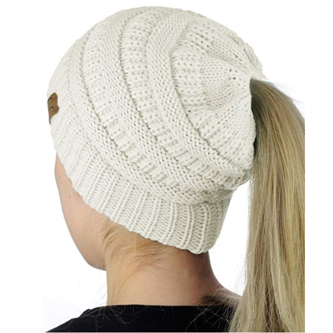 Trendy gebreide beanie met paardenstaartopening - dames winteraccessoire