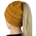 Trendy gebreide beanie met paardenstaartopening - dames winteraccessoire