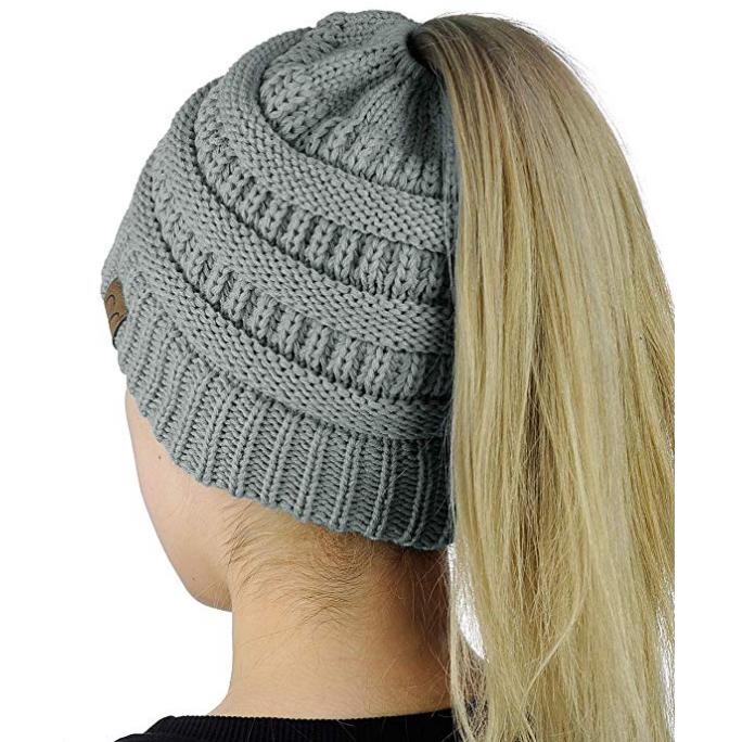 Trendy gebreide beanie met paardenstaartopening - dames winteraccessoire