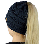 Trendy gebreide beanie met paardenstaartopening - dames winteraccessoire
