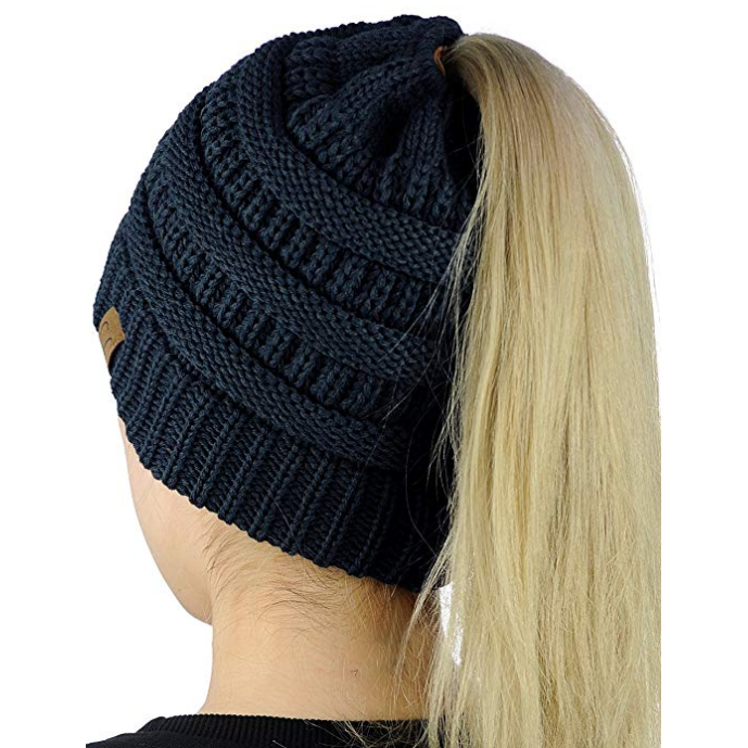 Trendy gebreide beanie met paardenstaartopening - dames winteraccessoire