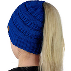 Trendy gebreide beanie met paardenstaartopening - dames winteraccessoire