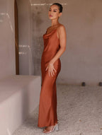 Satin avondjurk - verfijnde damesjurk met delicate schouderbanden