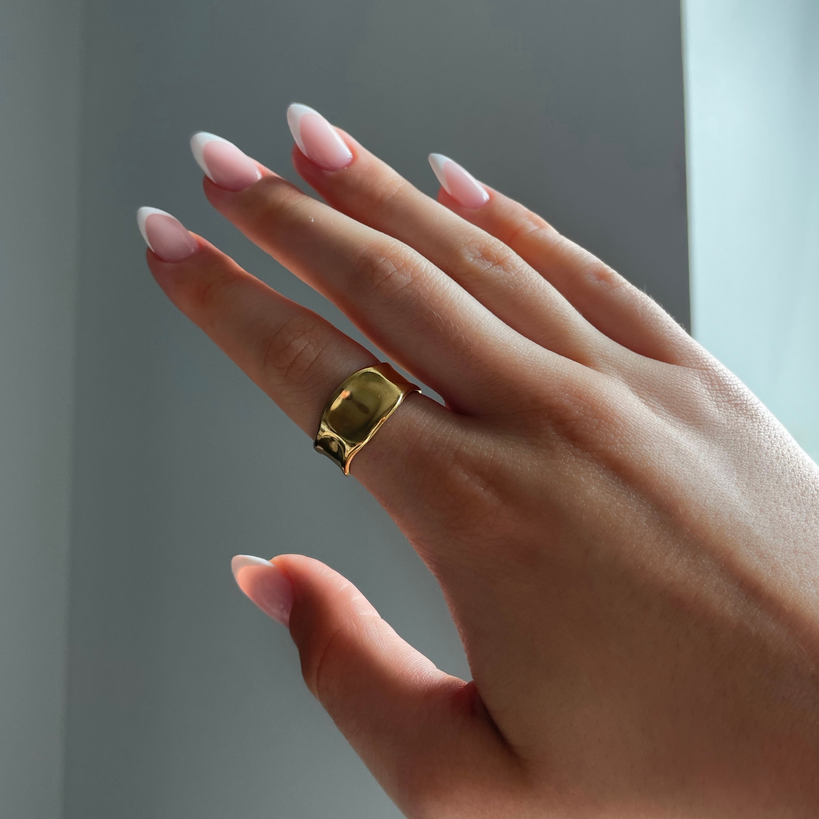 Vrouwen cuff ring met verfijnd gouden ontwerp - eigentijds lichtgewicht accessoire voor dames