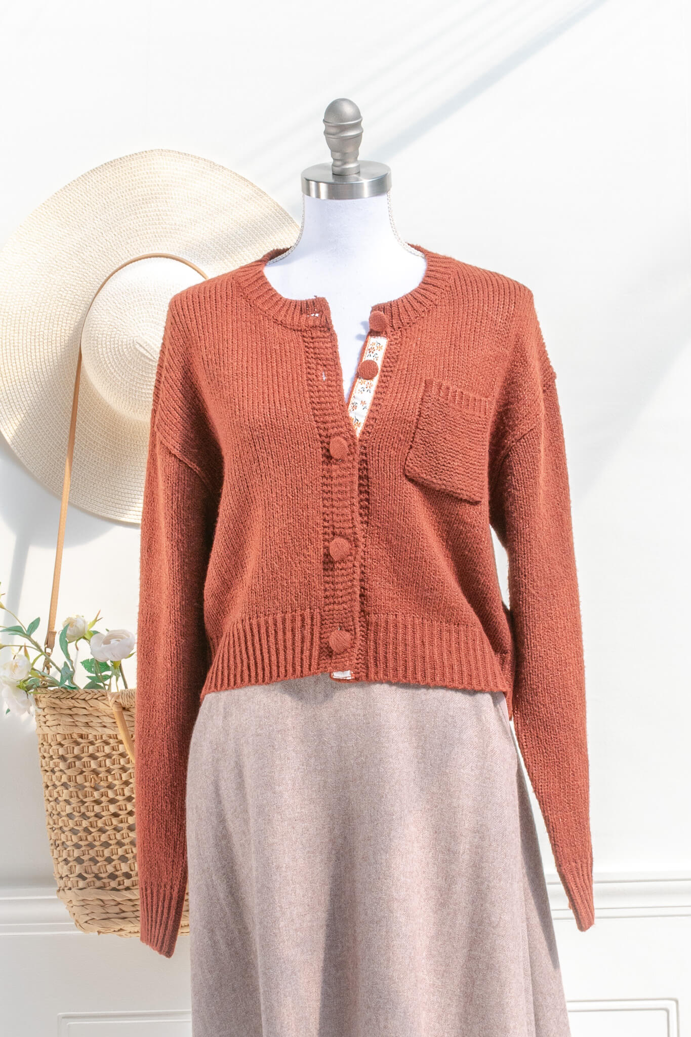 Korte gebreide cardigan - rode dames vest met knoopsluiting en borstzakje - Bakkermode.nl