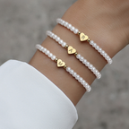 Parelarmband - elegante witte damesarmband met hartjesbedel