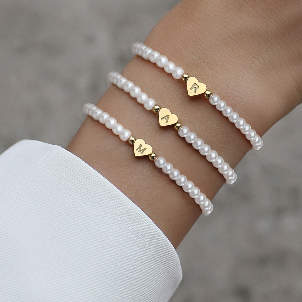 Parelarmband - elegante witte damesarmband met hartjesbedel