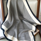 Zijden sjaal - elegante zwarte en crèmewitte accessoire voor dames - Bakkermode.nl