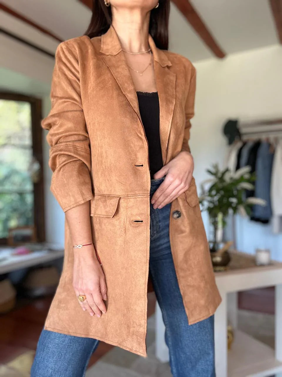 Lange suède blazer voor dames - getailleerde camelkleurige jas met knopen en zakken - Bakkermode.nl