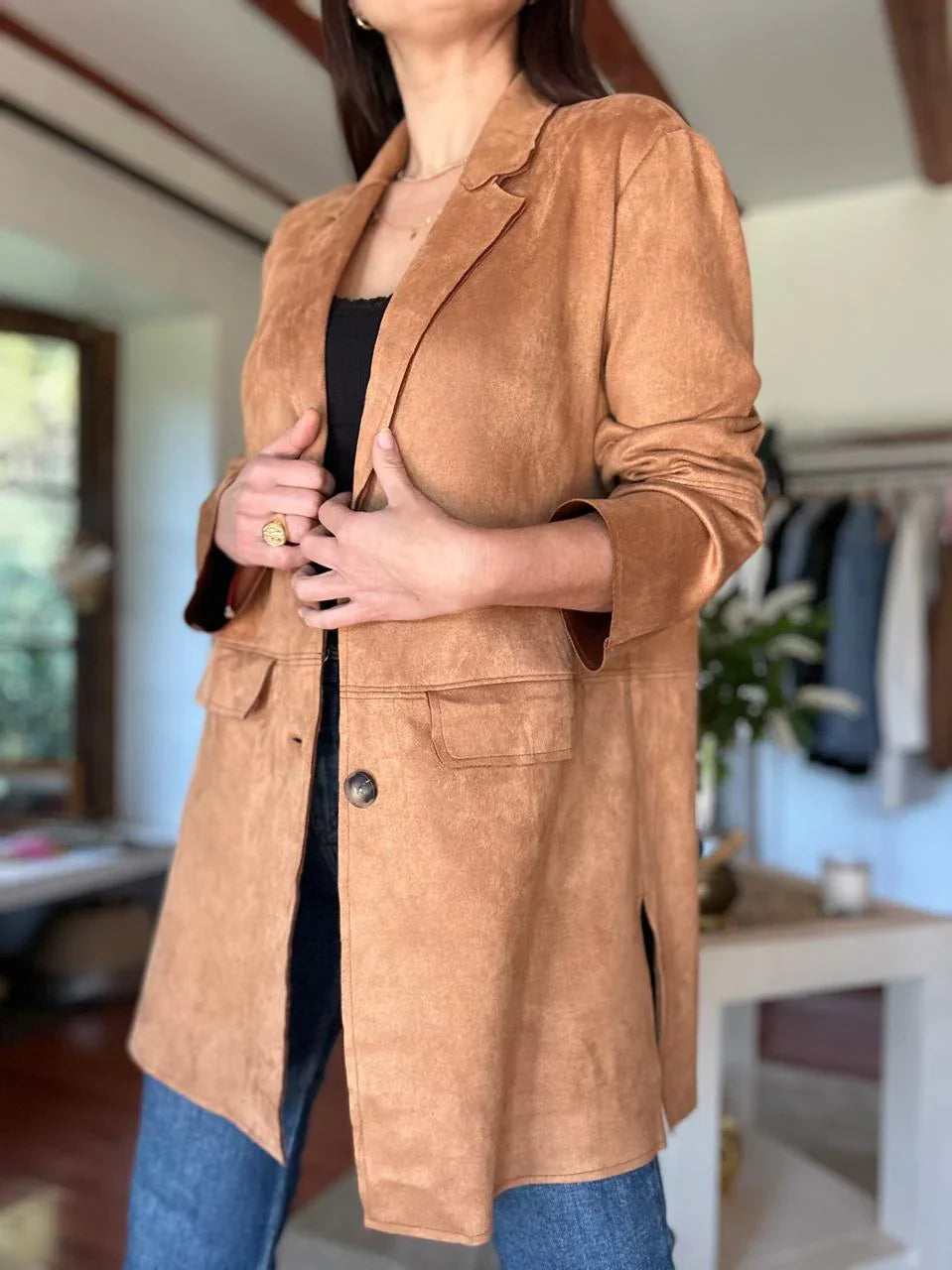 Lange suède blazer voor dames - getailleerde camelkleurige jas met knopen en zakken - Bakkermode.nl