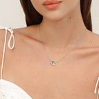 Bloemige hanger ketting - elegante zilveren sieraden voor dames met blauwe accenten