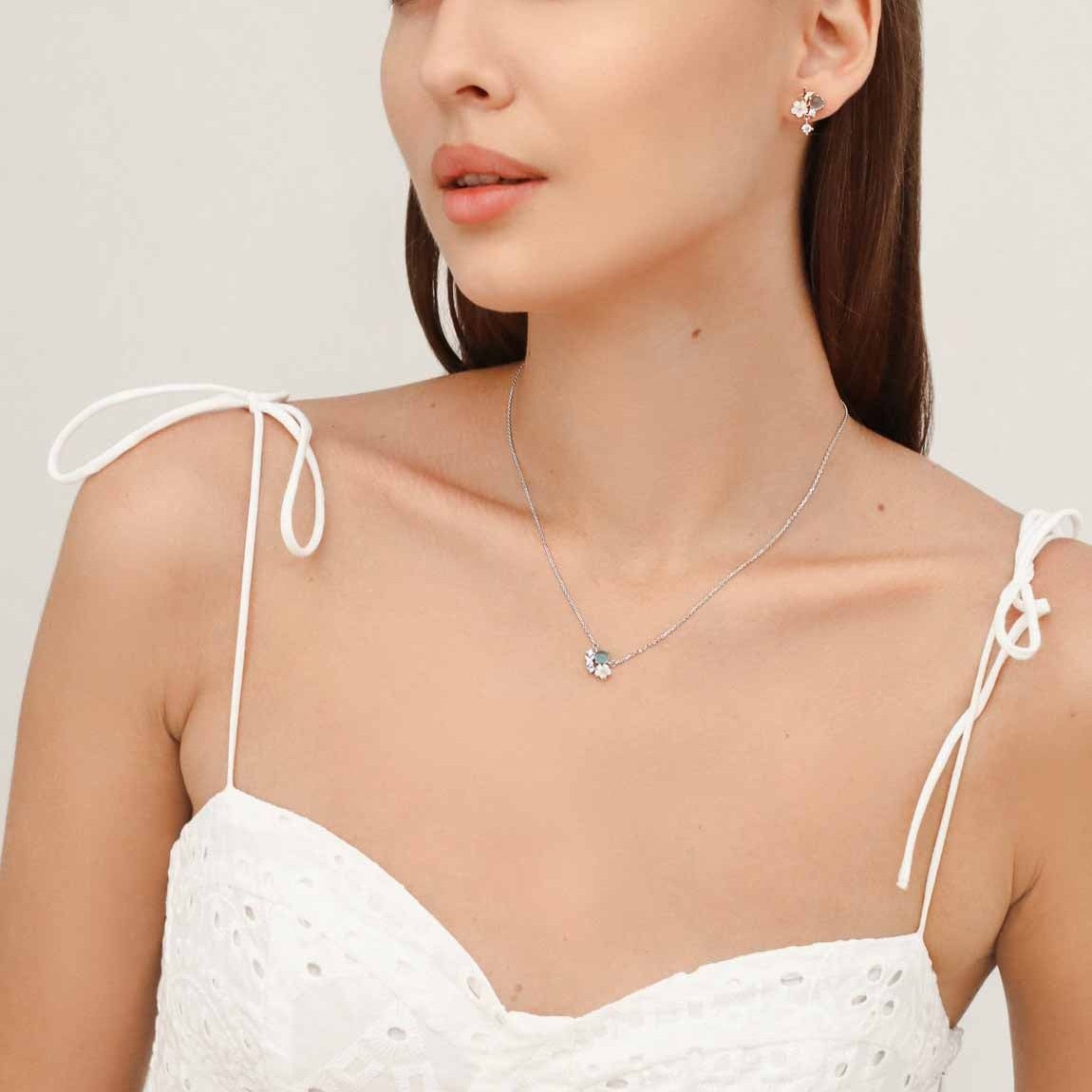 Bloemige hanger ketting - elegante zilveren sieraden voor dames met blauwe accenten