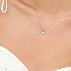 Bloemige hanger ketting - elegante zilveren sieraden voor dames met blauwe accenten