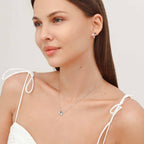 Bloemige hanger ketting - elegante zilveren sieraden voor dames met blauwe accenten