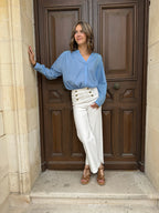 Dames hoog-waist broek in wit - casual flared ontwerp met gouden knopen