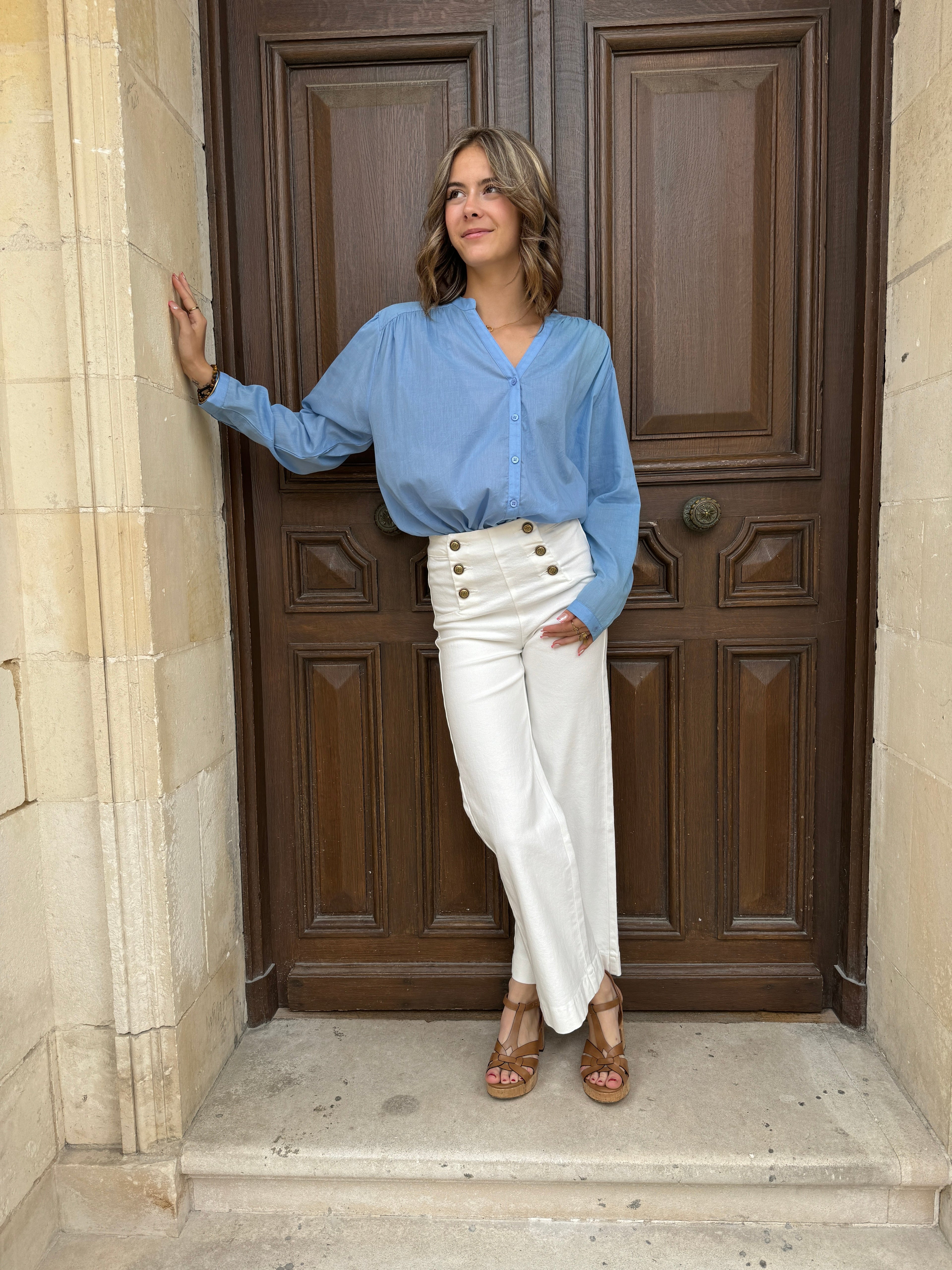 Dames hoog-waist broek in wit - casual flared ontwerp met gouden knopen