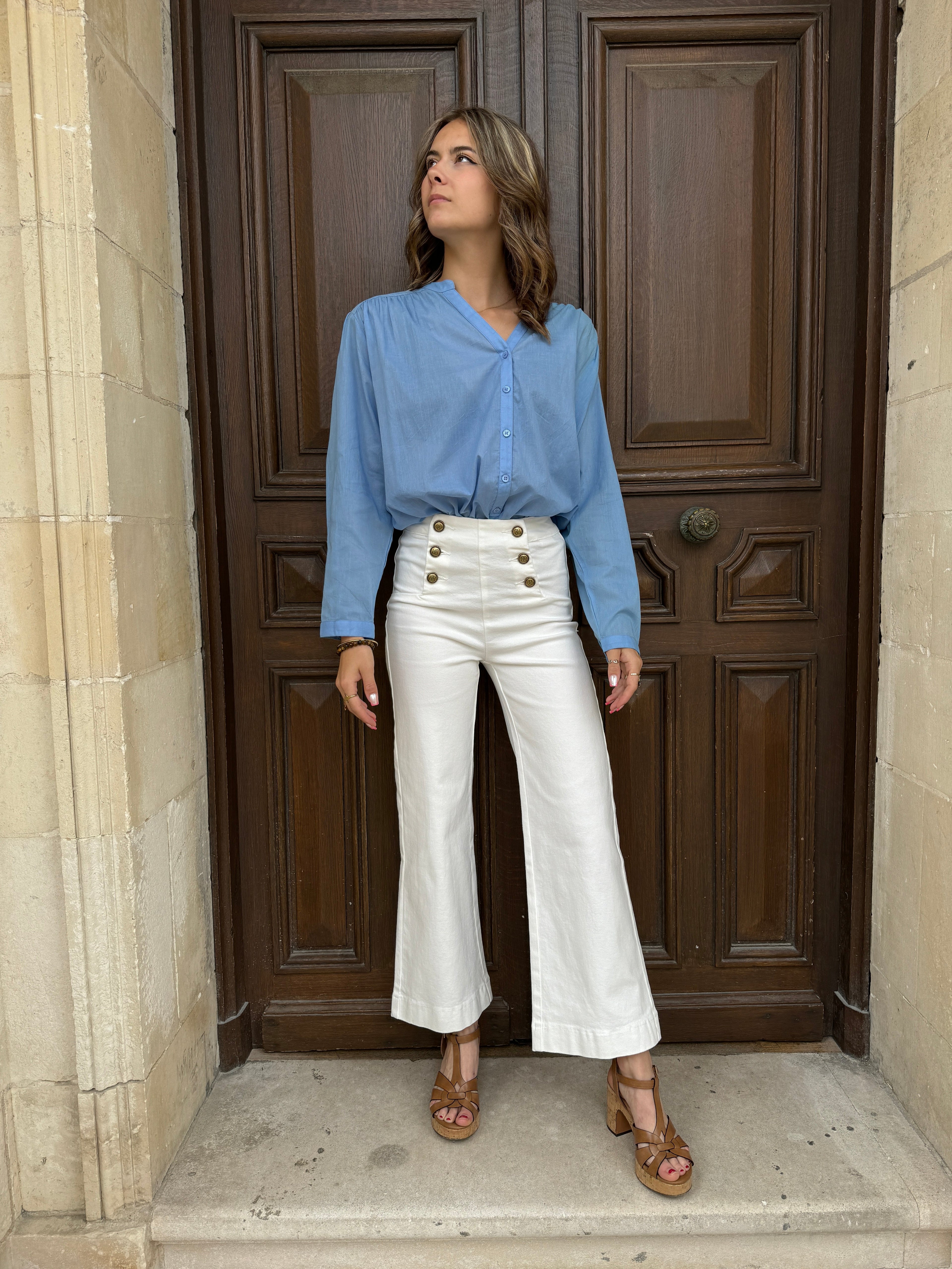 Dames hoog-waist broek in wit - casual flared ontwerp met gouden knopen