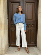 Dames hoog-waist broek in wit - casual flared ontwerp met gouden knopen