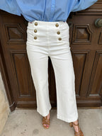 Dames hoog-waist broek in wit - casual flared ontwerp met gouden knopen