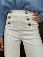 Dames hoog-waist broek in wit - casual flared ontwerp met gouden knopen