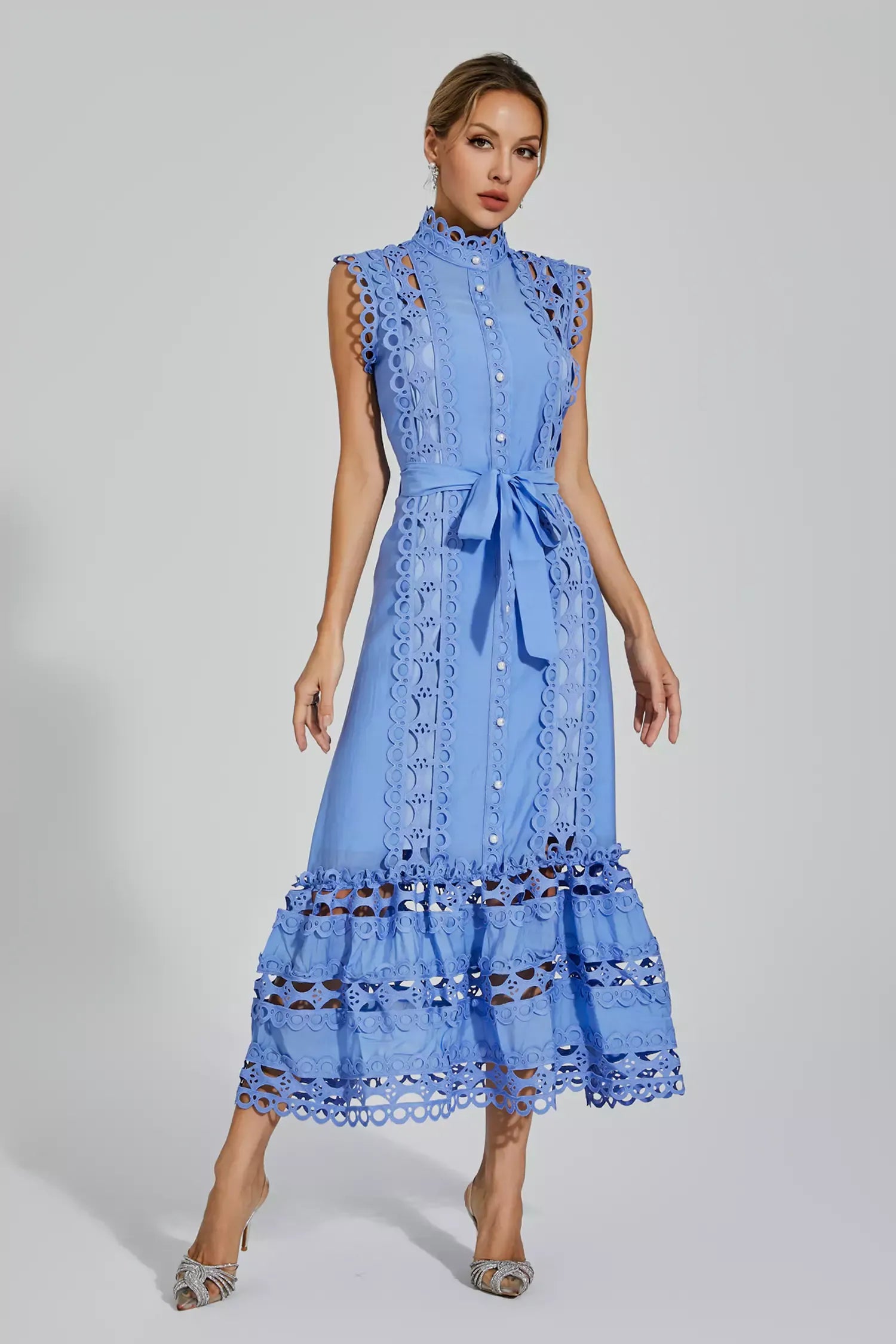 Gracieus midi-jurk - lichtblauwe vrouwenjurk met delicate kantaccenten