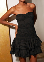 Damesfeestjurk - elegante zwarte smockstijl met gelaagde rok voor avondkleding