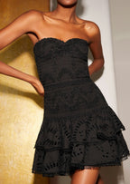 Damesfeestjurk - elegante zwarte smockstijl met gelaagde rok voor avondkleding