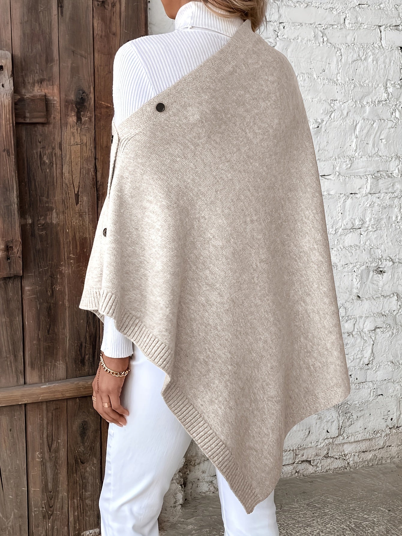 Poncho met knoopsluiting - elegante gebreide wrap voor dames
