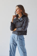 Blauwe korte dames donsjack - gewatteerde cropped jas met ritssluiting en zakken - Bakkermode.nl