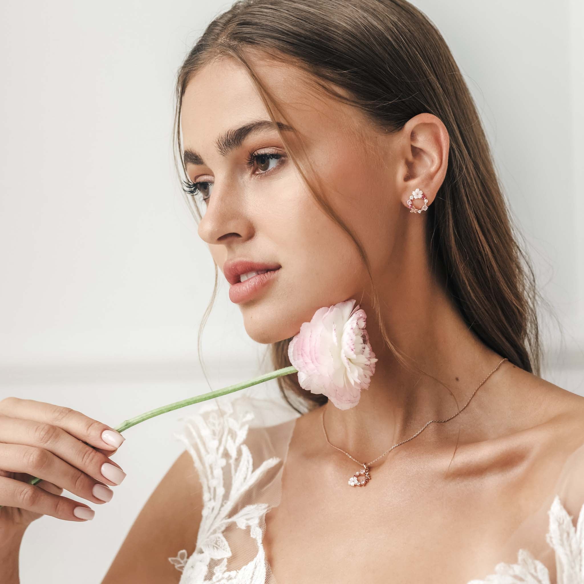 2-delige bloemen hoopoorbellen - verfijnde roze edelstenen en bloemaccenten voor dames