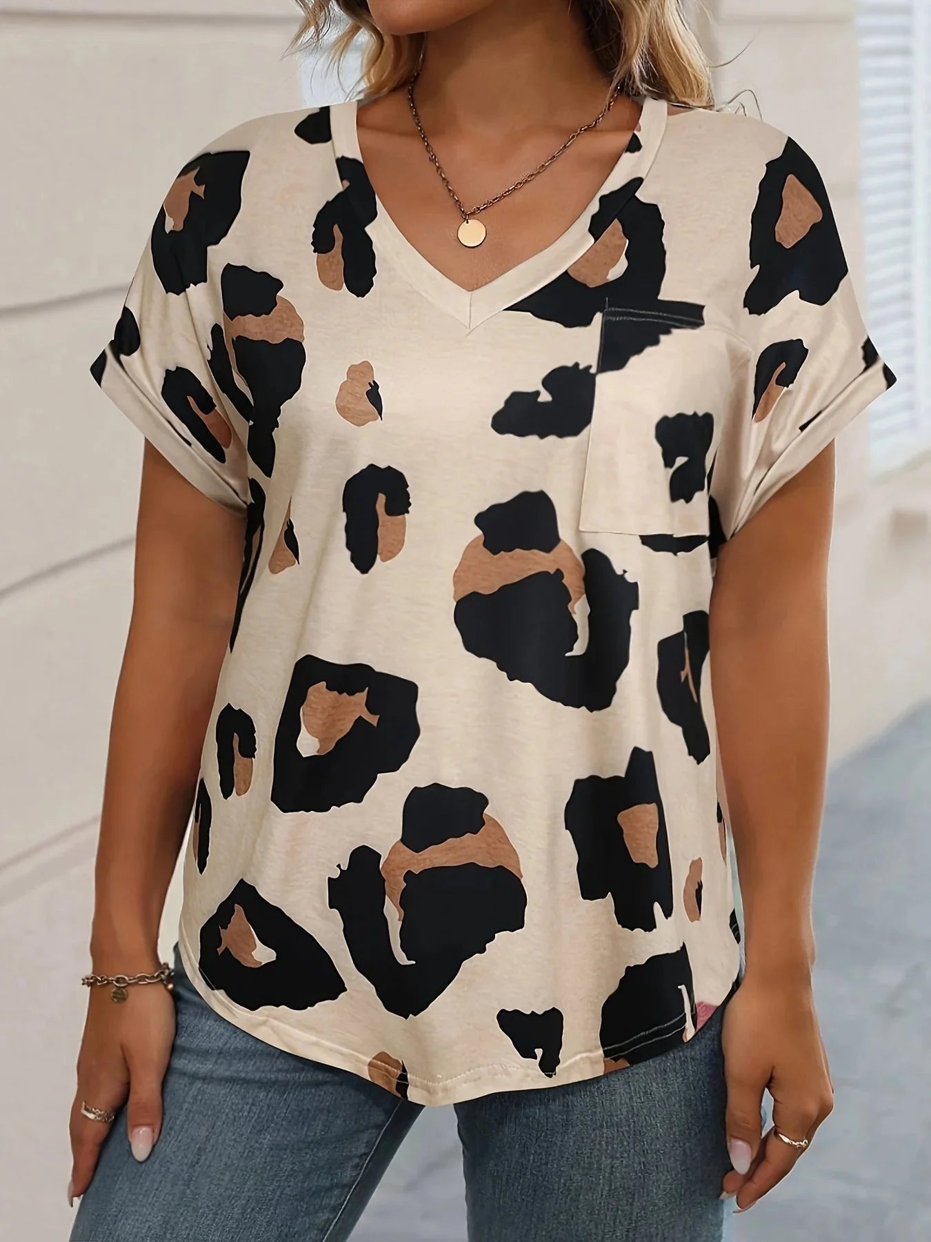 Abstracte luipaardprint v-hals t-shirt - Bakkermode.nl