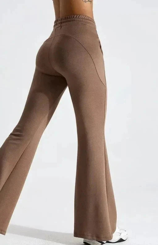 Bruine flared sportbroek met trekkoord - Bakkermode.nl