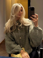 Oversized gebreide damesjas - warme, stijlvolle jas met gouden knopen - Bakkermode.nl