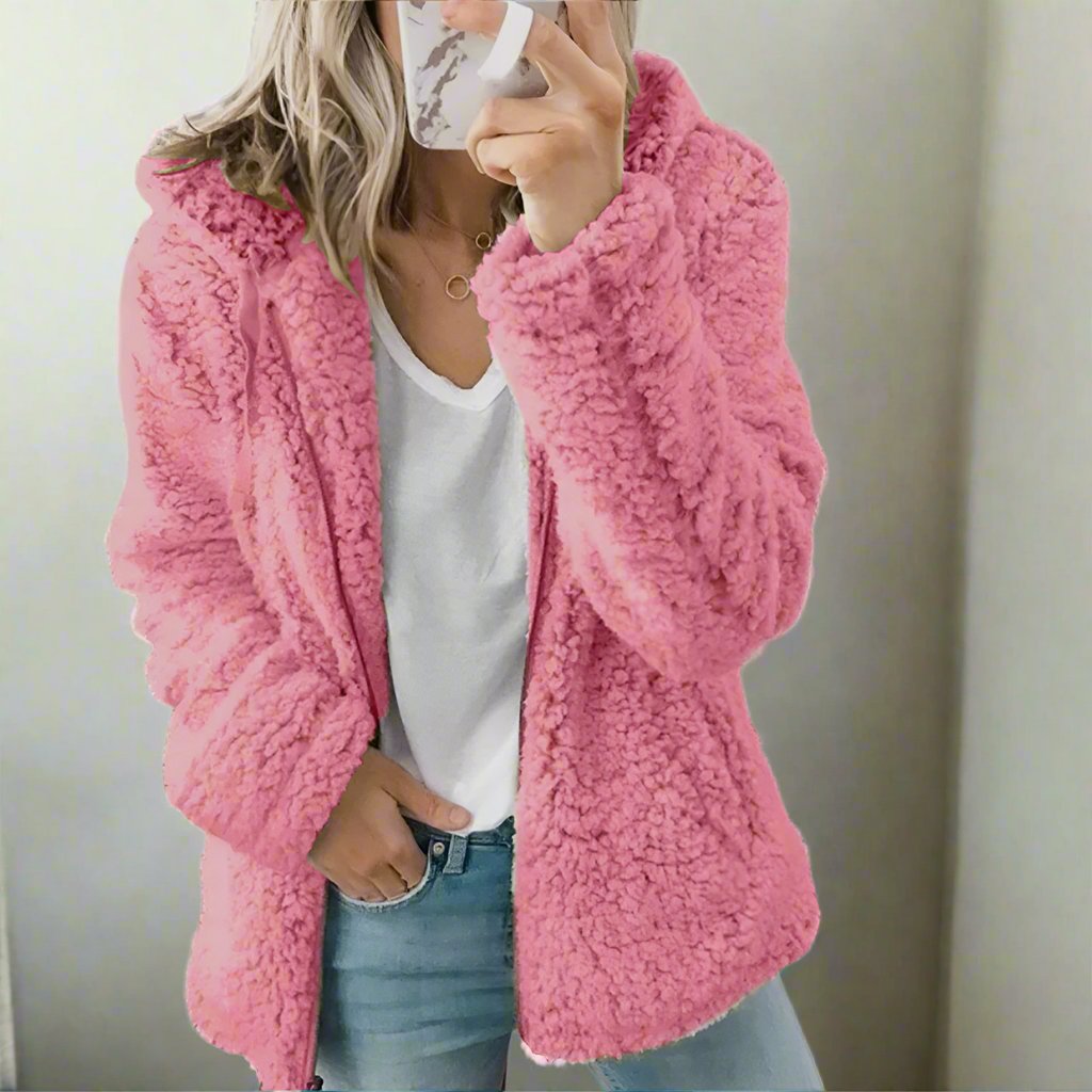 Knusse teddy fleecejas met capuchon dames - zachte winterjas met rits - Bakkermode.nl