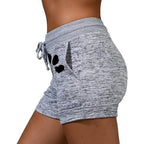 Sportieve shorts met pootafdrukken - Bakkermode.nl