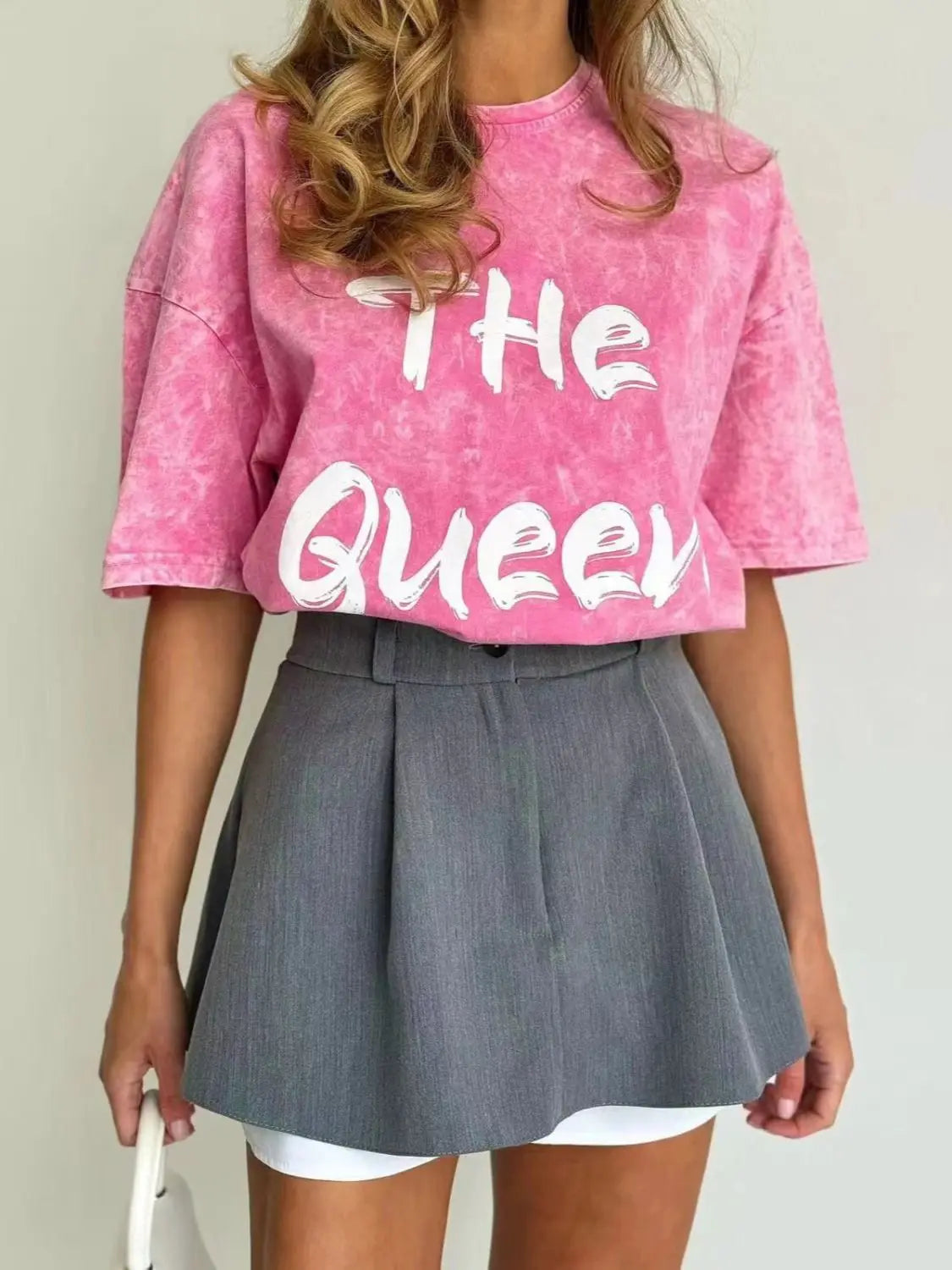 Roze t-shirt met tekst "the queen" - Bakkermode.nl