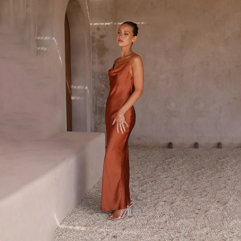 Satijnen jurk - elegante avondgown voor dames met een gedrapeerde halslijn