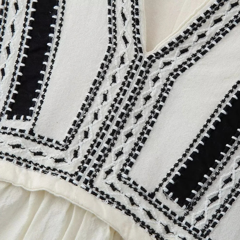 Jurk met borduurwerk en lange mouwen - Bakkermode.nl