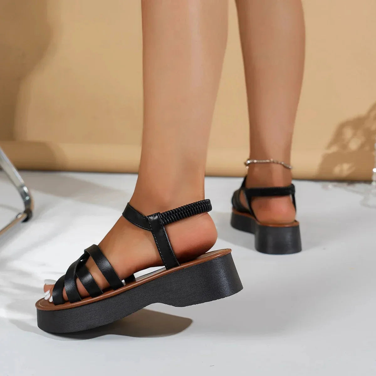 Bruine en zwarte sandalen met kruisbanden - Bakkermode.nl