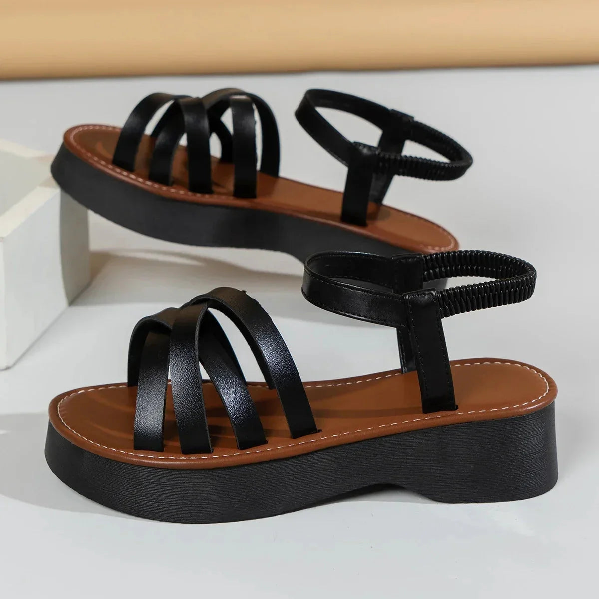 Bruine en zwarte sandalen met kruisbanden - Bakkermode.nl