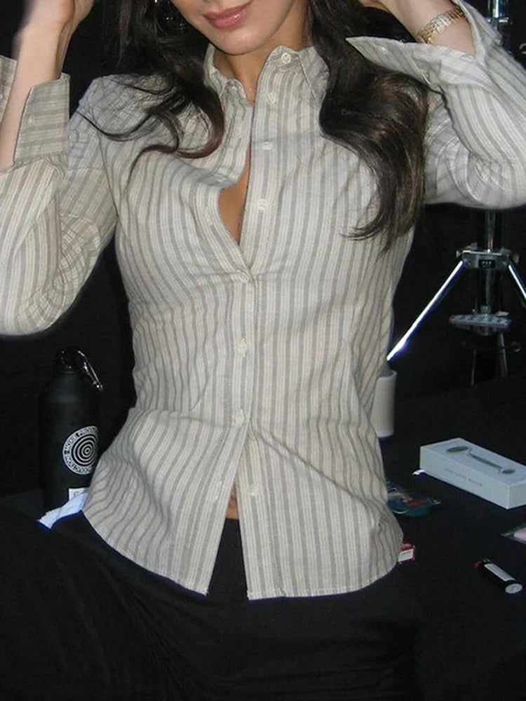 Grijs gestreepte blouse voor dames - tijdloze stijl