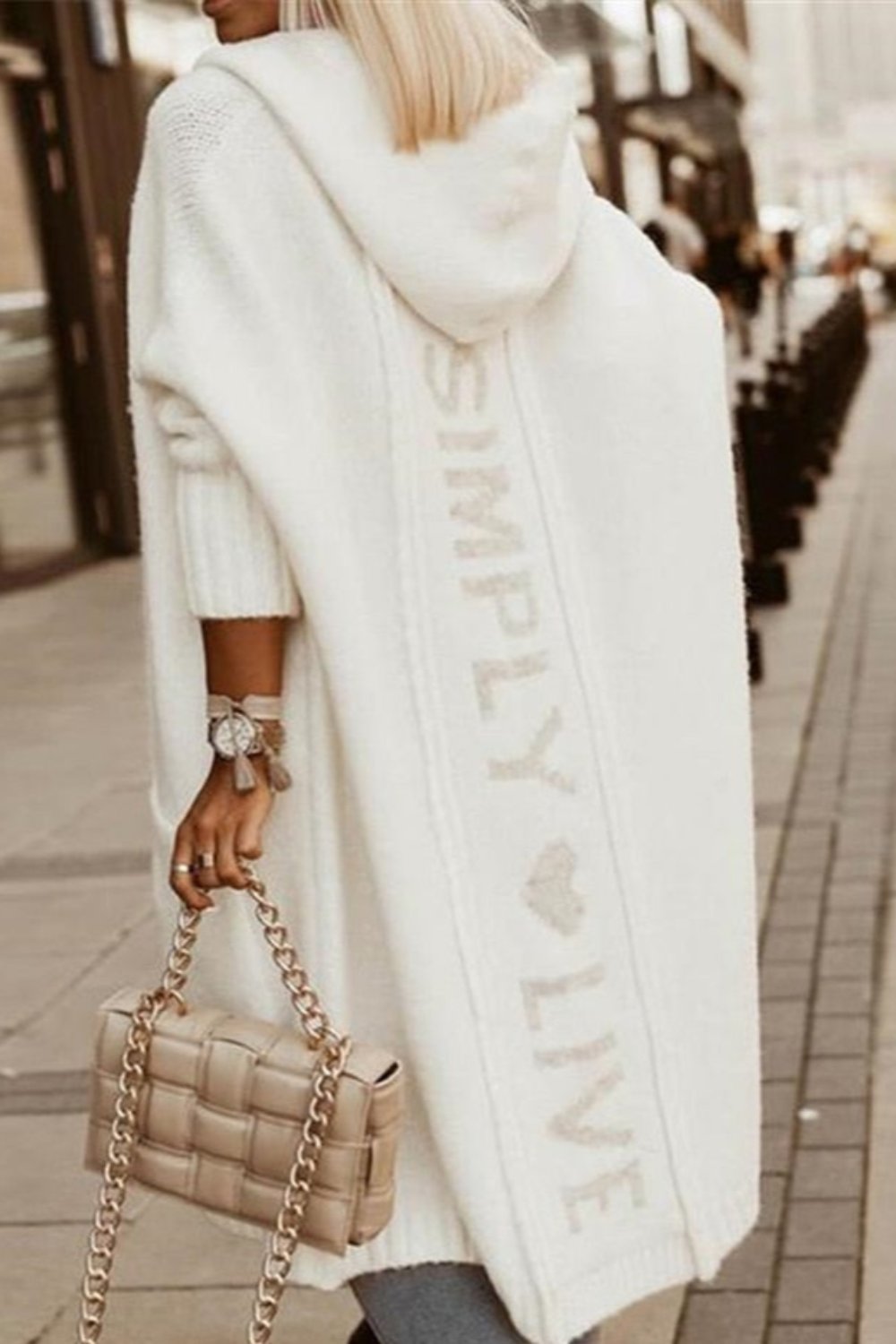 Knusse gebreide vest met capuchon dames - stijlvolle lange winterjas - Bakkermode.nl