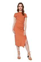 Oranje midi-jurk met korte mouwen en zijsplit - Bakkermode.nl