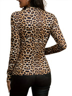 Modieuze luipaardprint top met uitsnijding - Bakkermode.nl