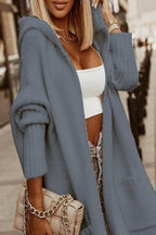 Knusse gebreide vest met capuchon dames - stijlvolle lange winterjas - Bakkermode.nl