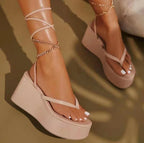 Wedges sandalen met metalen ketting en enkelband - Bakkermode.nl